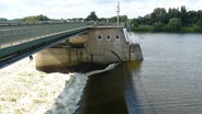 Ein Stauwehr an einer Brücke in Geesthacht. © Stadt Geesthacht Foto: Stadt Geesthacht