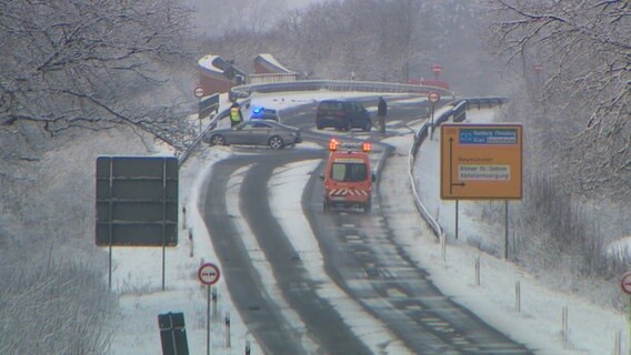 Ein Unfall auf einer glatten Straße. © Daniel Friederichs / NEWS5 