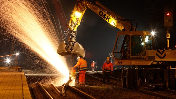 Gleisbauarbeiter wechseln in der Nacht eine Weiche aus . © picture alliance / photothek Foto: Thomas Trutschel