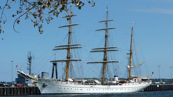Das Segelschulschiff der Marine, die "Gorch Fock", liegt in Kiel an der Tirpitzmole. © picture-alliance/ dpa Foto: Horst Pfeiffer