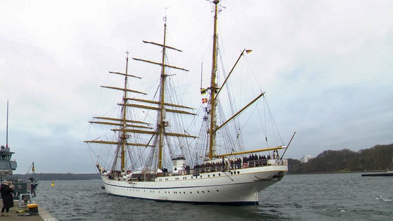 Das Segelschulschiff "Gorch Fock" verlässt den Kieler Hafen. © NDR 