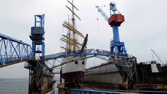 Das Segelschulschiff "Gorch Fock" wird in das Reperaturdock der Lindenau Werft in Kiel eingedockt. © picture alliance / dpa Foto: Christian Charisius
