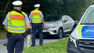 Zwei Beamte der Bundespolizei führen Einreisekontrolle an der Deutsch-Dänischen Grenze durch. © NDR Foto: Tobias Gellert