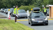 Eine Schlange von Autos an einer Grenzkontrollstation © NDR Foto: Jochen Dominicus