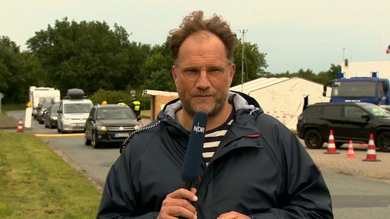 NDR-Reporter Jochen Dominicus steht an der Deutsch-Dänischen Grenze © NDR Foto: NDR Screenshot