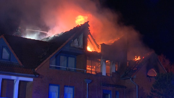 Ein brennendes Einfamilienhaus in Büsum. © Westküsten-News 