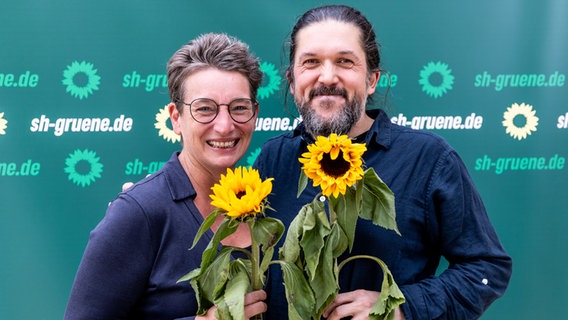 Anke Erdmann und Gazi Freitag posieren für ein Pressebild © dpa-Bildfunk Foto: Axel Heimken