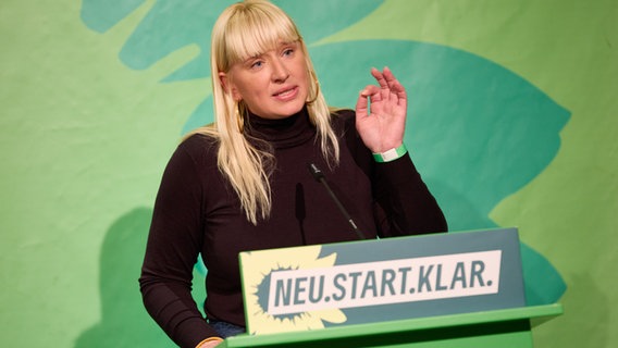 Luise Amtsberg (Bündnis 90/Die Grünen), Bundestagsabgeordnete, steht während ihrer Bewerbungsrede für die Landesliste beim Landesparteitag der Nord-Grünen auf der Bühne in der Stadthalle von Neumünster. © dpa-Bildfunk Foto: Georg Wendt