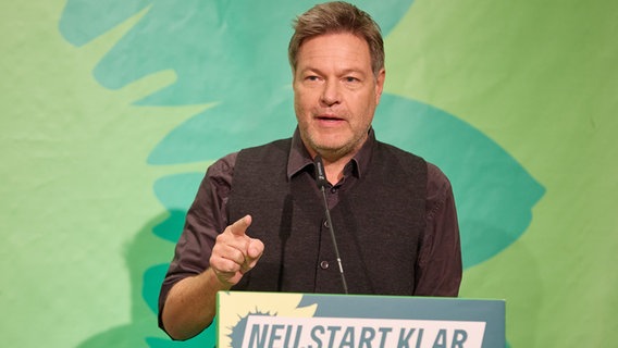 Robert Habeck (Bündnis 90/Die Grünen), Bundeswirtschaftsminister, steht während seiner Bewerbungsrede für die Landesliste beim Landesparteitag der Nord-Grünen auf der Bühne in der Stadthalle von Neumünster. © dpa-Bildfunk Foto: Georg Wendt