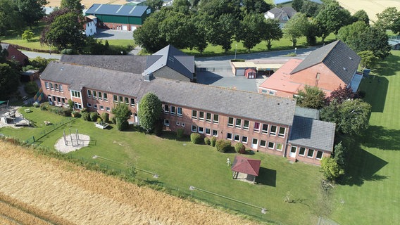 Die Grundschule Kieholm von oben. © Dirk Stuwe Foto: Dirk Stuwe