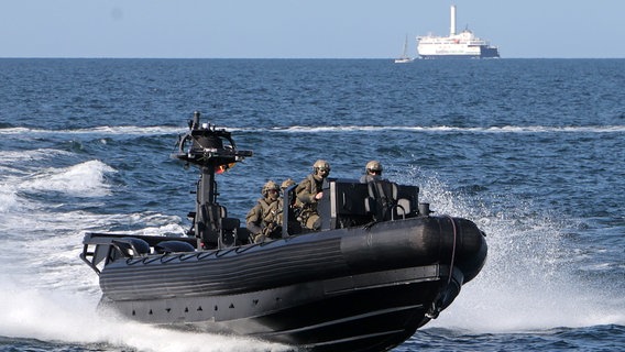 GSG-9-Spezialkräfte fahren zu Demonstrationszwecken auf einem Schlauchboot nahe Warnemünde. © picture alliance/dpa | Bernd Wüstneck 