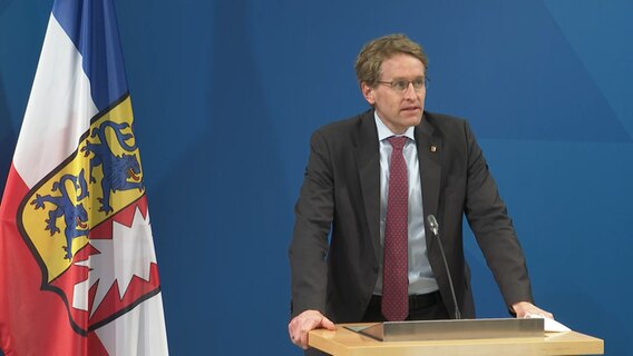 Daniel Günther hält eine Pressekonferenz. © NDR 