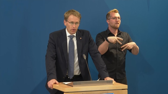 Ministerpräsident Daniel Günther spricht auf einer Pressekonferenz. 