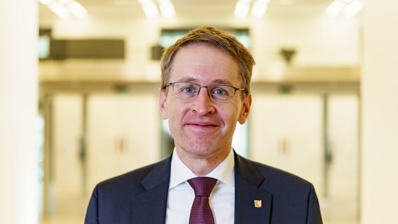 Daniel Günther, CDU, Ministerpräsident von Schleswig-Holstein, steht im Foyer des Landtags vor dem Plenarsaal. © picture alliance/dpa Foto: Axel Heimken