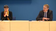 Finanzministerin Monika Heinold (Grüne) und Ministerpräsident Daniel Günther (CDU) während einer Pressekonferenz. © NDR 