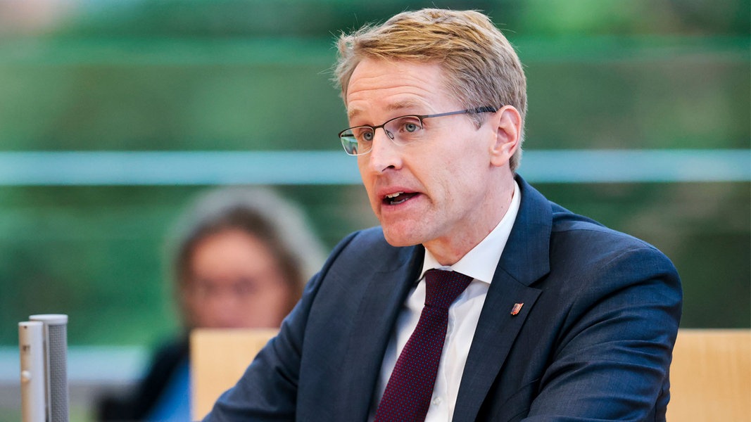Daniel Günther (CDU), Ministerpräsident von Schleswig-Holstein, spricht während einer Aktuellen Stunde mit dem Titel 
