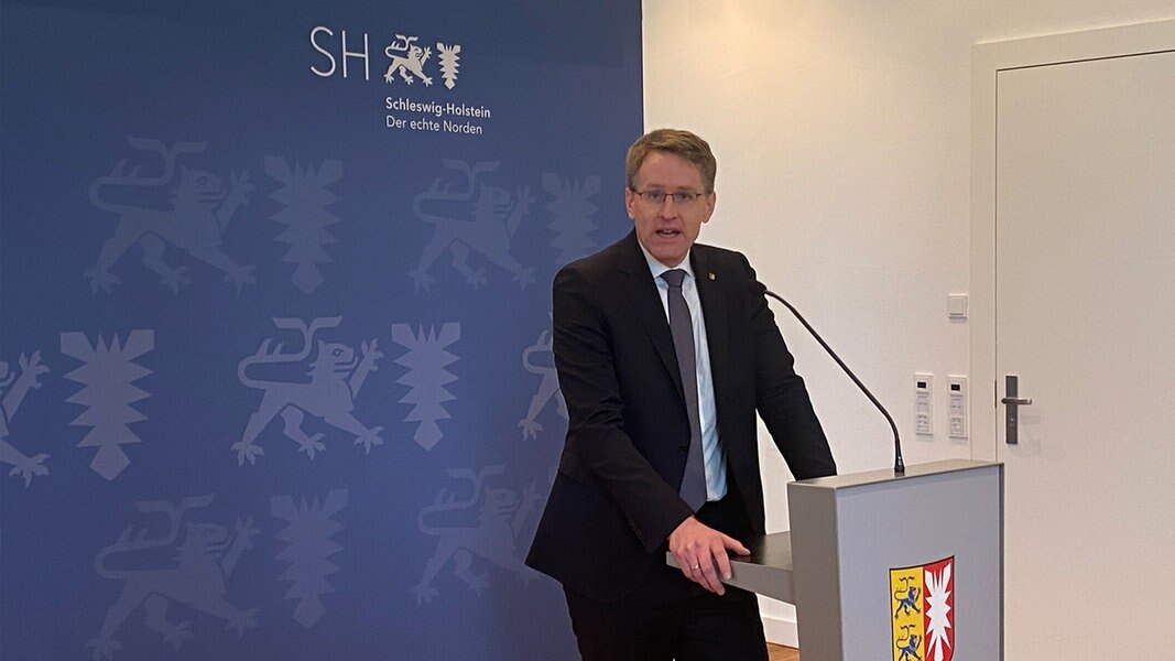 Ministerpräsident Daniel Günther (CDU) spricht auf einer Pressekonferenz.