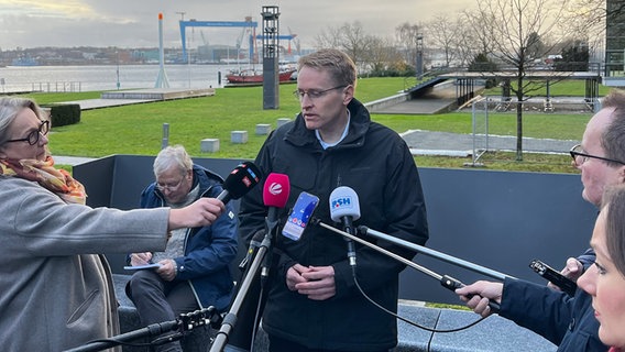 Ministerpräsident Daniel Günther (CDU) wird von Journalisten befragt. © NDR Foto: Constantin Gill