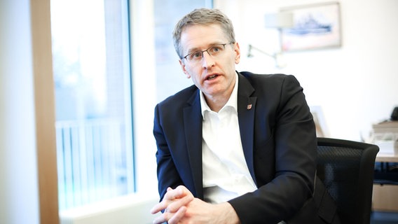 Daniel Günther (CDU), Ministerpräsident von Schleswig-Holstein, aufgenomen bei einem Interview in seinem Büro in der Staatskanzlei. © picture alliance/dpa Foto: Christian Charisius