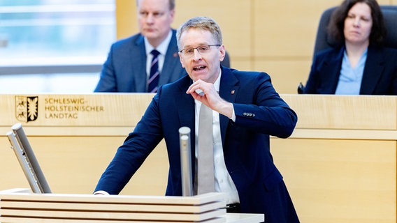 Ministerpräsident Daniel Günther spricht in der Landtagssitzung. © dpa-Bildfunk Foto: Axel Heimken