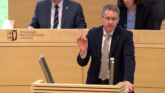 Ministerpräsident Daniel Günther (CDU) spricht im Landtag. © NDR 