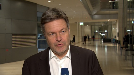 Bundeswirtschaftsminister Robert Habeck blickt in die Kamera bei einem Interview im Reichstagsgebäude. © ARD Hauptstadtstudio 