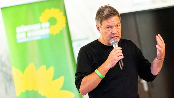 Robert Habeck (Bündnis 90/Die Grünen), Bundeswirtschaftsminister, spricht bei einer Versammlung seines Wahlkreises Flensburg-Schleswig. © Daniel Bockwoldt Foto: Daniel Bockwoldt