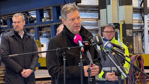 Robert Habeck hält eine Rede auf dem Werftgelände. © NDR Foto: Tobias Gellert