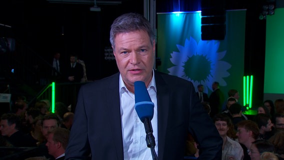 Robert Habeck (Grüne) während einer Liveschalte. © Das Erste 