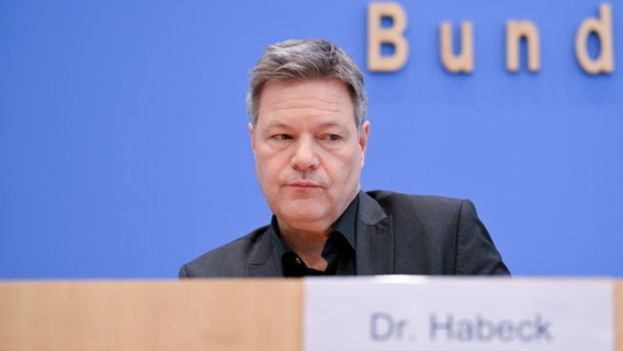 Robert Habeck sitzt am Tag nach der Bundestagswahl im Haus der Bundespressekonferenz auf einer Pressekonferenz. © dpa Foto: Sören Stache