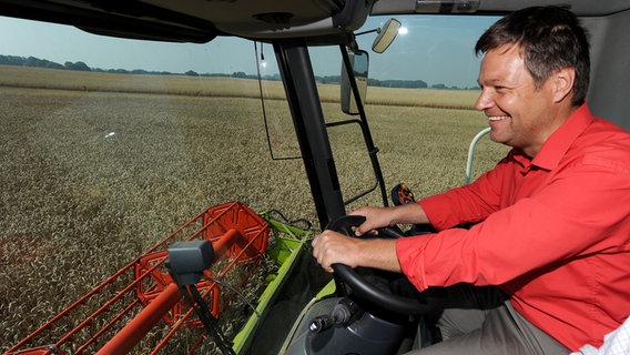 Der schleswig-holsteinische Landwirtschaftsminister Robert Habeck lenkt am 20.08.2012 einen Mähdrescher über ein Feld in Haßmoor bei Rendsburg. © dpa - Pictrue Alliance Foto: Carsten Rehder