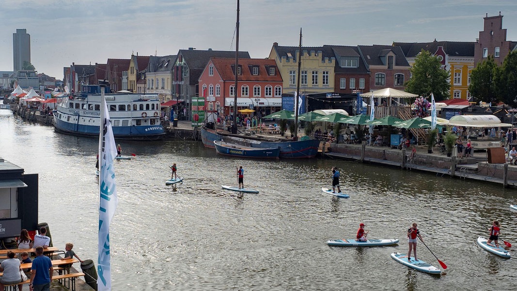 Am Husumer Hafen betreiben mehrere Personen Stand Up Padding.