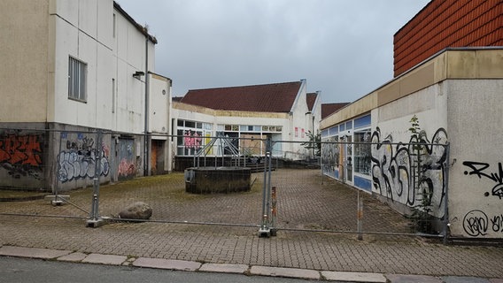 Der Hafermarkt in Flensburg, abgesperrt durch einen Metalzaun. © NDR Foto: Peer-Axel Kroeske