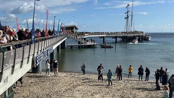 Zahlreiche Besucher sind bei der Seebrücke Haffkrug. © NDR Foto: Mechthild Maesker