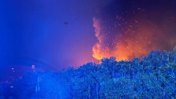 In Halstenbek stehen bei einem Großbrand in einer Wohngegend mehrere Häuser in Flammen. © Presseportal 