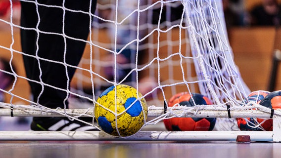 Ein Handball im Tornetz. © picture alliance / Eibner-Pressefoto Foto: Marcel von Fehrn