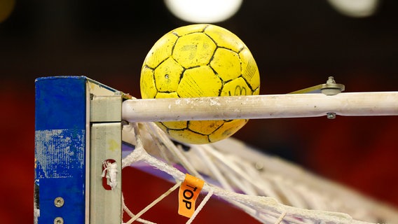 Ein Handball geht an die Latte eines Tores © picture alliance/dpa Foto: Frank Molter