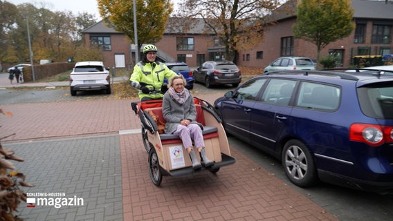 Eine Frau wird auf einer Rikscha herumgefahren. © NDR 