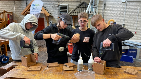 Mit dem Laser werden die Motive der Jugendlichen im Holz eingebrannt. © NDR Foto: Karen Münster