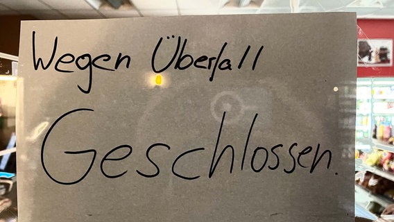 Ein Schild weist auf Schließung einer Tankstellen hin. © Timo Jann Foto: Timo Jann