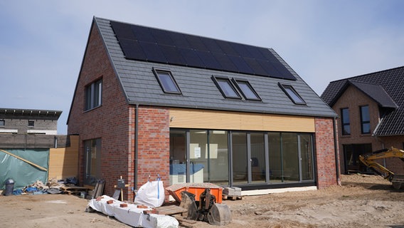 Ein im Bau befindliches Haus mit einer Solaranlage auf dem Dach auf einer Baustelle © dpa-Bildfunk Foto: Marcus Brandt