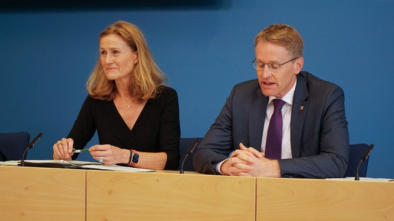 Finanzministerin Silke Schneider (Grüne) und Ministerpräsident Daniel Günther (CDU). © NDR Foto: Constantin Gill