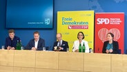 Mitglieder von SPD und FDP auf der Pressekonferenz zur Klage gegen Schleswig-Holsteins Landeshaushalbt 2024. © Anna Grusnick Foto: Anna Grusnick