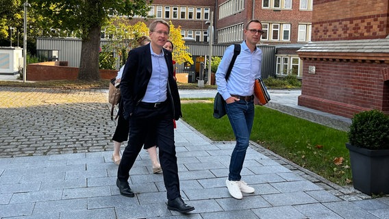 Ministerpräsident Daniel Günther auf dem Weg in den Landtag. © NDR Foto: Constantin Gill