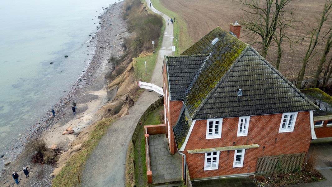 Blick von oben auf die Steilküste und das Jugendhaus 