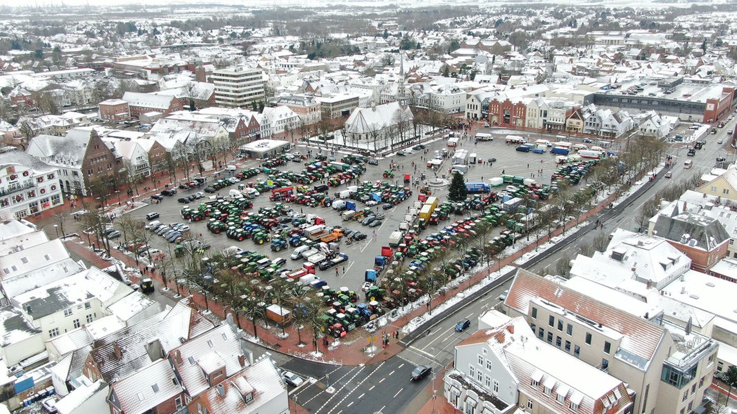 Eine Luftbildaufnahme zeigt den Heider Marktplatz während auf diesem eine Demonstration mit Landwirtschaftlich genutzten Maschinen abgehalten wird.
