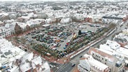 Eine Luftbildaufnahme zeigt den Heider Marktplatz während auf diesem eine Demonstration mit Landwirtschaftlich genutzten Maschinen abgehalten wird. © Westküsten News Foto: Westküsten News