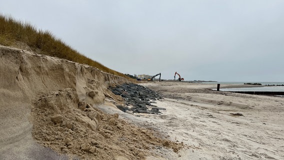 Bagger schütten Sand am Heiligenhafen auf. © NDR Foto: Hauke Bülow