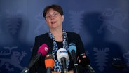 Finanzministerin Heinold (Grüne) gibt auf einer Pressekonferenz ihren Rückzug bekannt. © NDR 