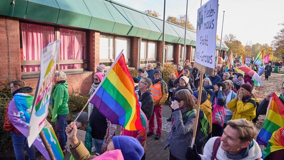 Teilnehmer einer Demonstration gegen den Landesparteitag der AfD Schleswig-Holstein im Bürgerhaus halten Plakate hoch. © dpa-Bildfunk Foto: Georg Wendt